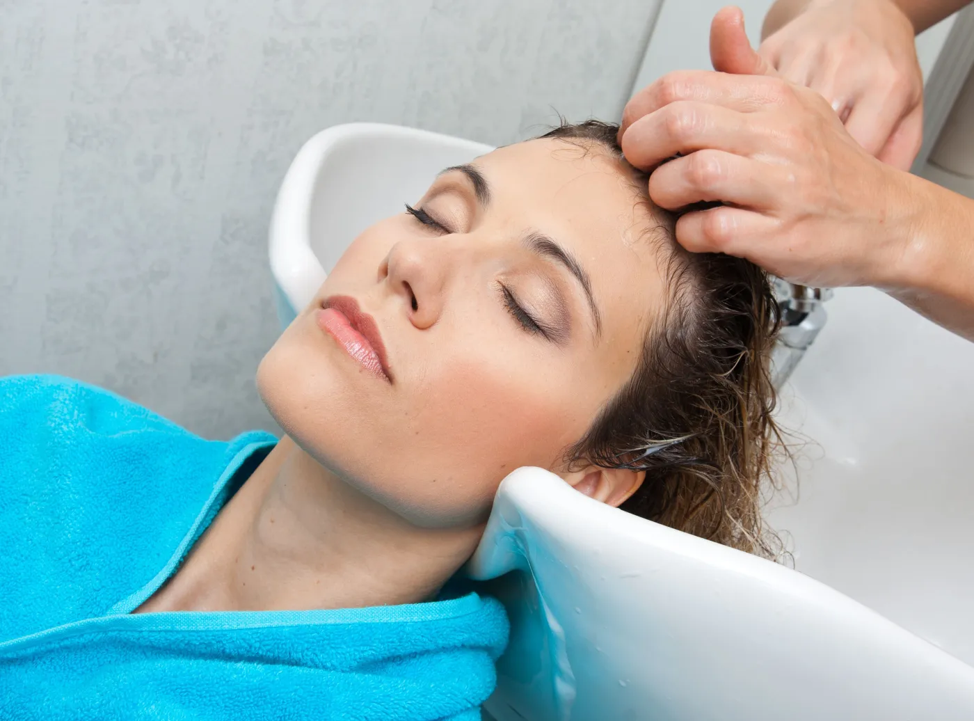 fryzjer fryzura włosy mycie włosów