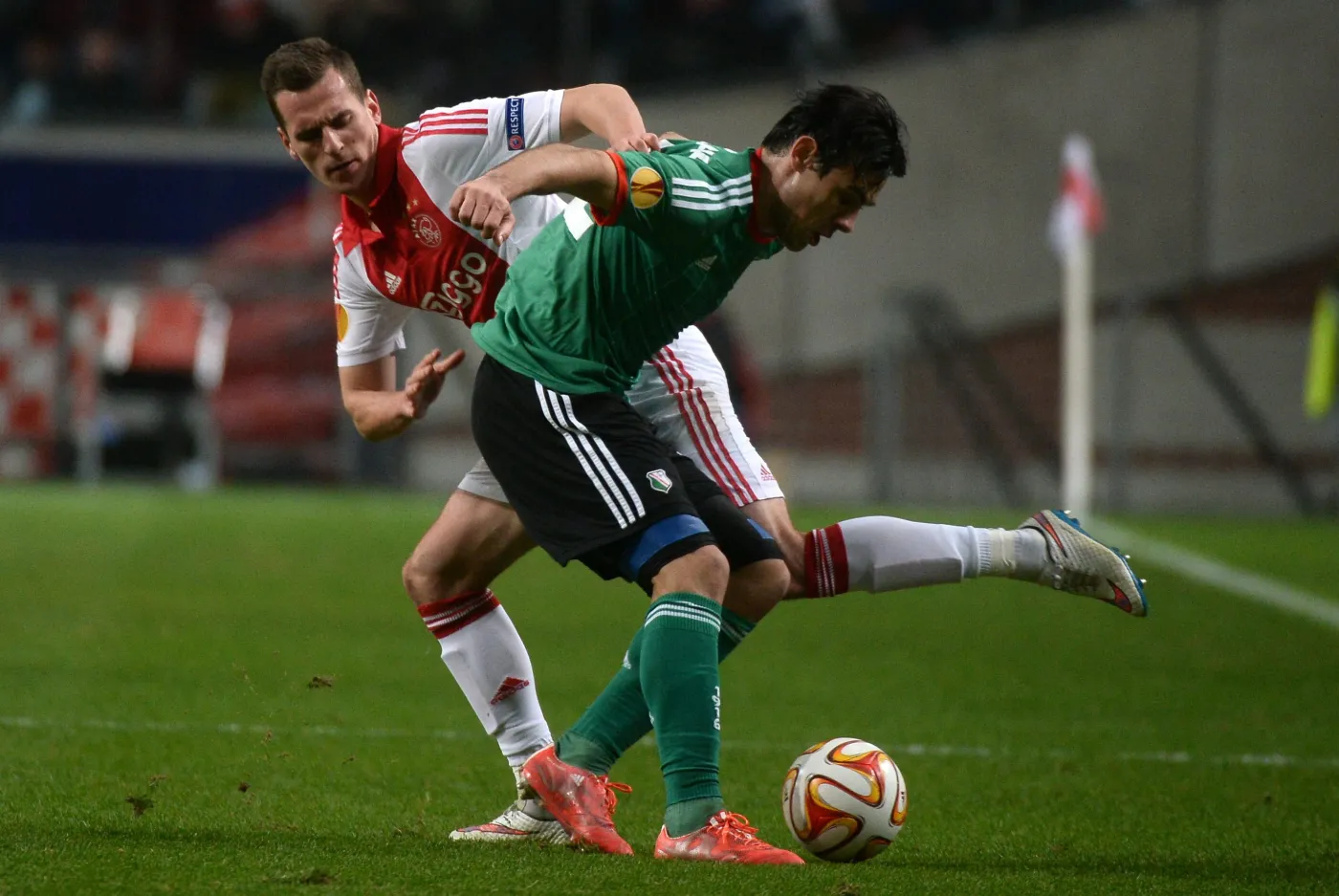 Ivica Vrdoljak (P) z Legii Warszawa w akcji przy piłce z Arkiem Milikiem (L) z AFC Ajax Amsterdam podczas meczu 1/16 finału Ligi Europejskiej