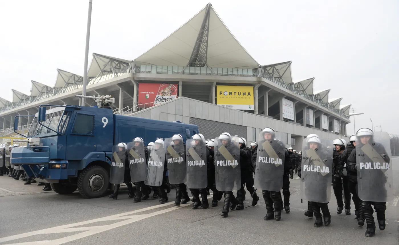 Ćwiczenia policyjnych odziałów prewencji na ul. Łazienkowskiej przy stadionie Legii Warszawa