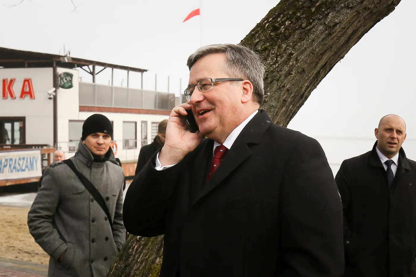 Komorowski nasłał milicję na demonstrantów? Co wynika z książki "Zwykły polski los"?