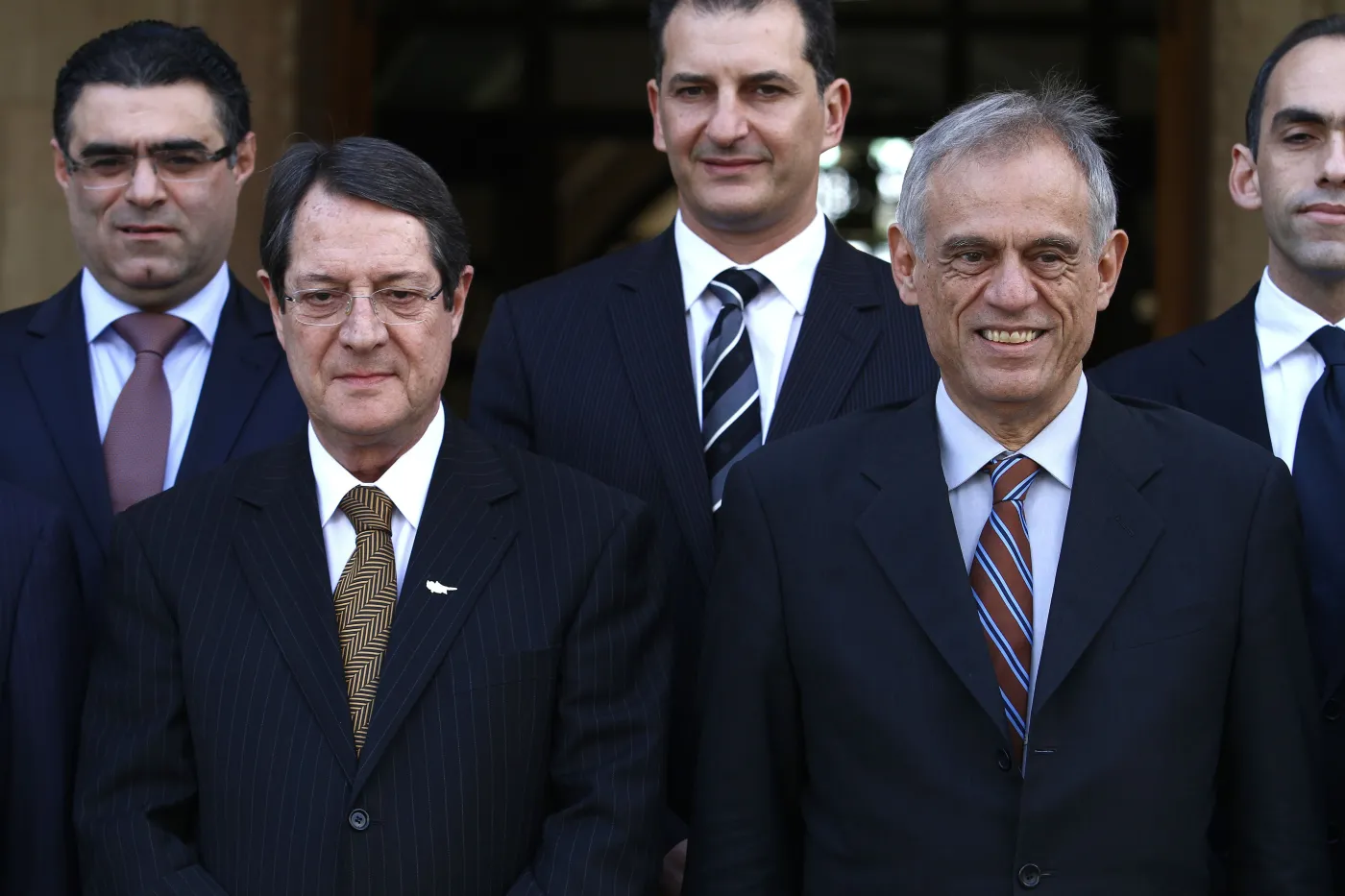Nikos  Anastasiadis (L) i minister finansów Michalis Sarris (P)