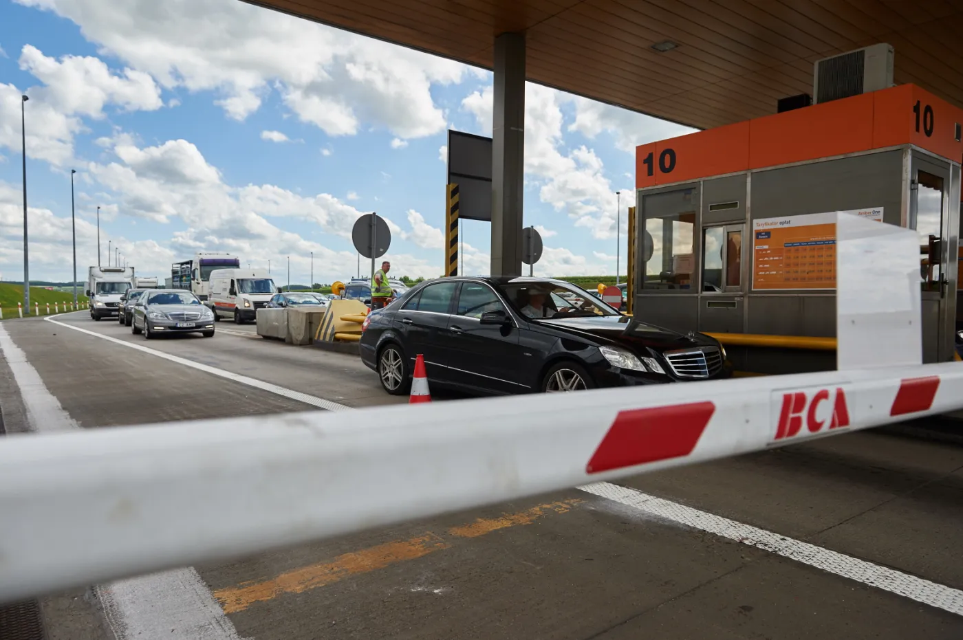 7917103-otwarte-bramki-na-autostradzie.jpg