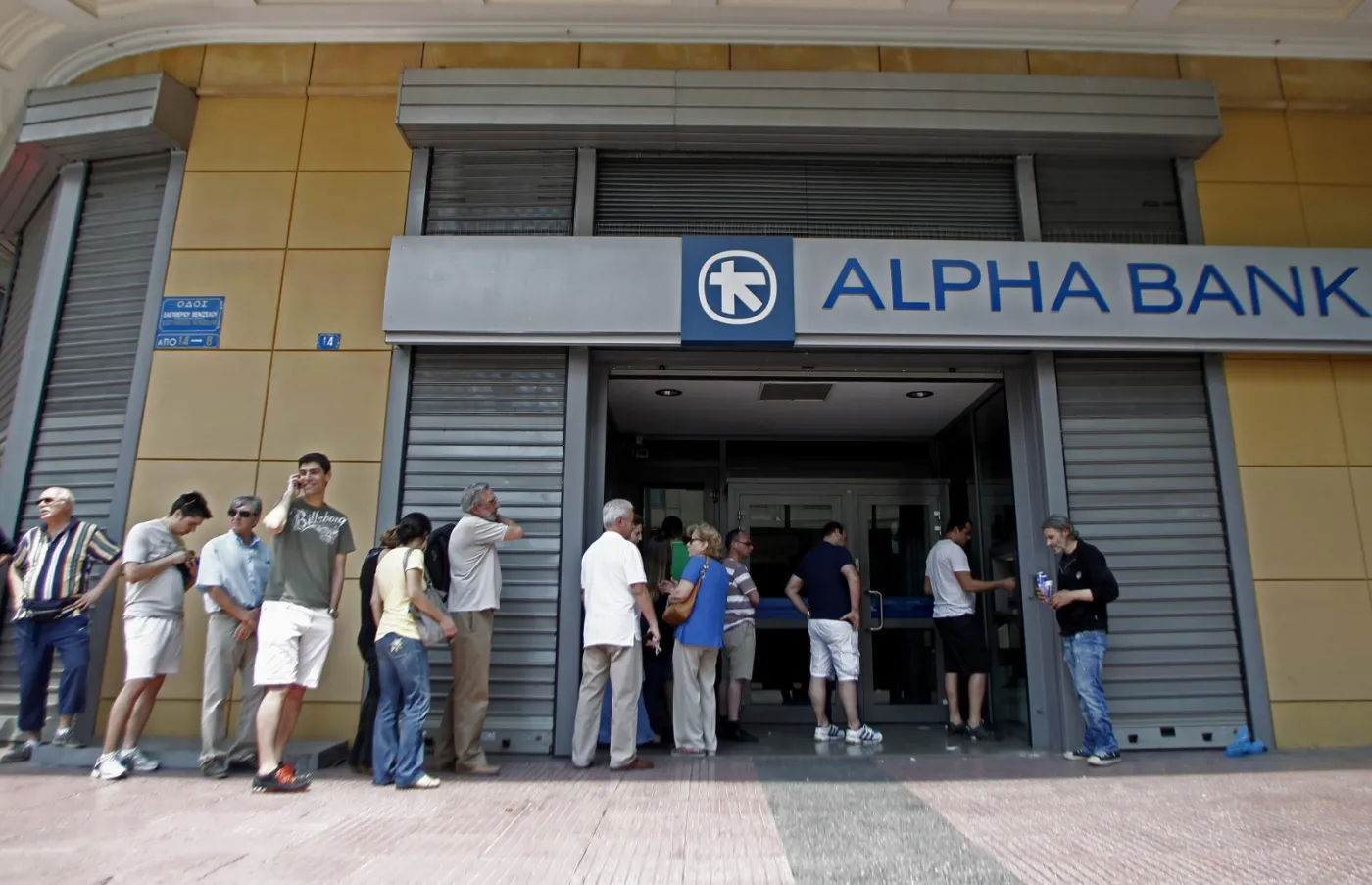 Grecy w kolejce przed placówką Alpha Bank, Ateny