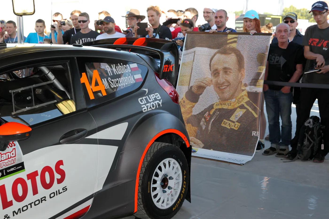 Ford Fiesta RS WRC Roberta Kubicy w parku serwisowym w Mikołajkach. W czwartek rozpoczyna się 72. Rajd Polski, siódma runda Rajdowych Mistrzostw Świata FIA