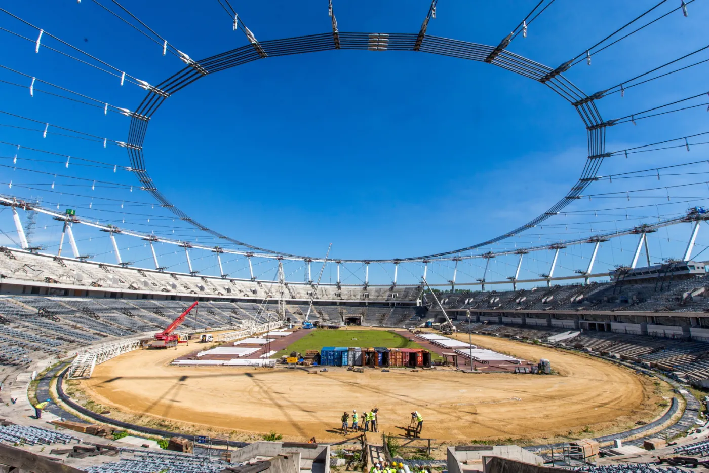 Zakończył się proces podnoszenia linowej konstrukcji dachu Stadionu Śląskiego w Chorzowie. Na linach pod koroną stadionu zawiśnie poliwęglanowy dach a całość konstrukcji będzie ważyć ponad 800-ton
