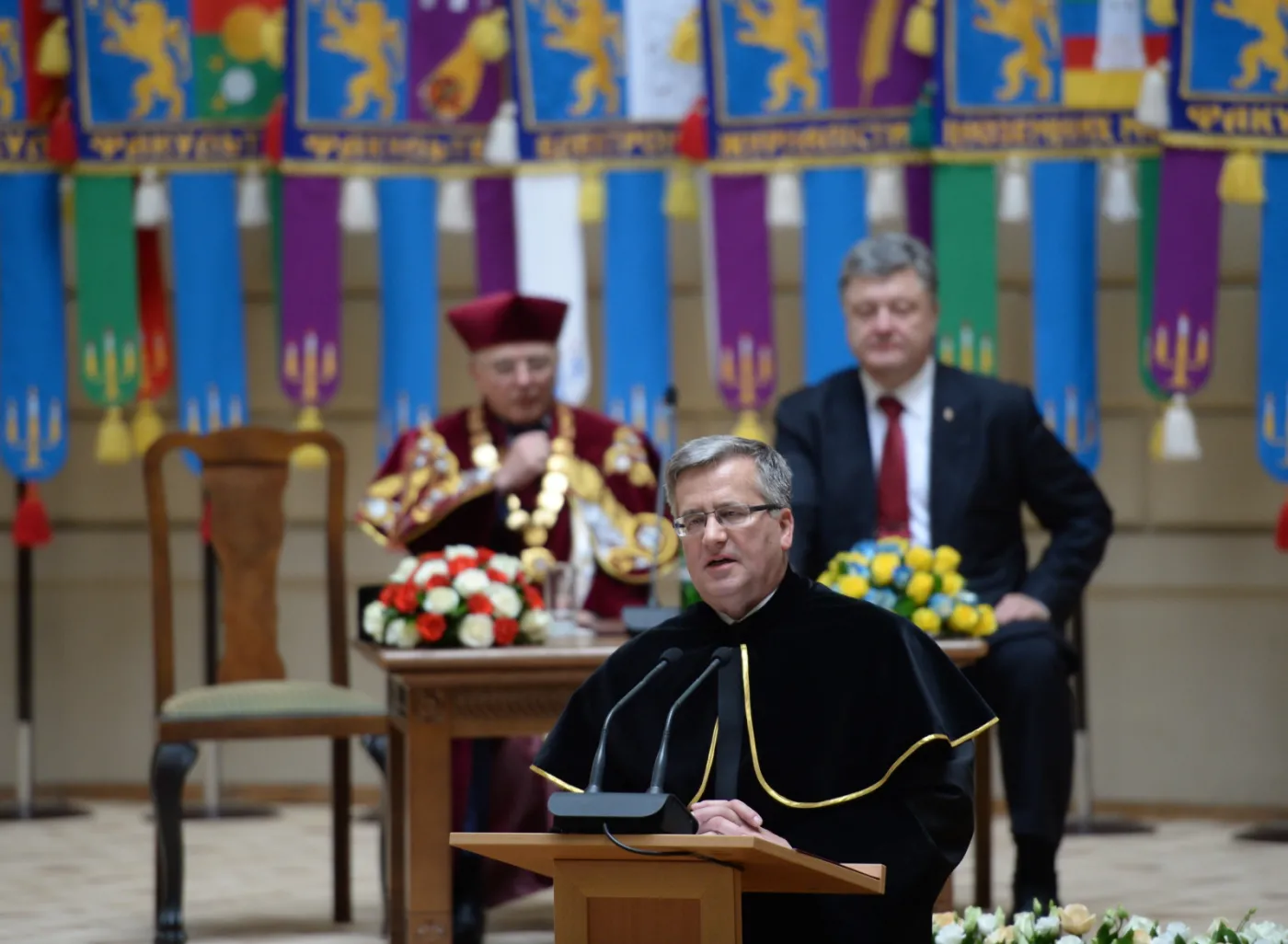  Prezydent Bronisław Komorowski (C) przemawia po odebraniu honorowegoy tytułu doktora honoris causa Lwowskiego Narodowego Uniwersytetu im. Iwana Franki od rektora uczelni prof. Wołodymyra Melnyka w towarzystwie prezydenta Ukrainy Petro Poroszenko