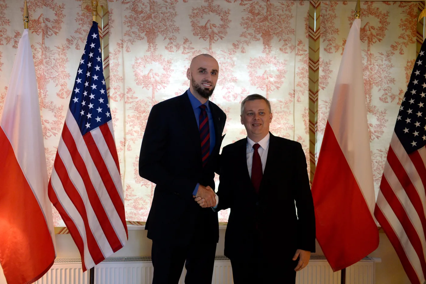 Koszykarz Marcin Gortat (C) podczas obchodów amerykańskiego Dnia Niepodległości, w rezydencji ambasadora USA w Warszawie. Podczas przyjęcia wręczono Nagrodę im. Jana Nowaka-Jeziorańskiego za Działalność Publiczną, którą uhonorowano Marcina Gortata i jego fundację MG13 wspierającą rozwój młodych sportowców.