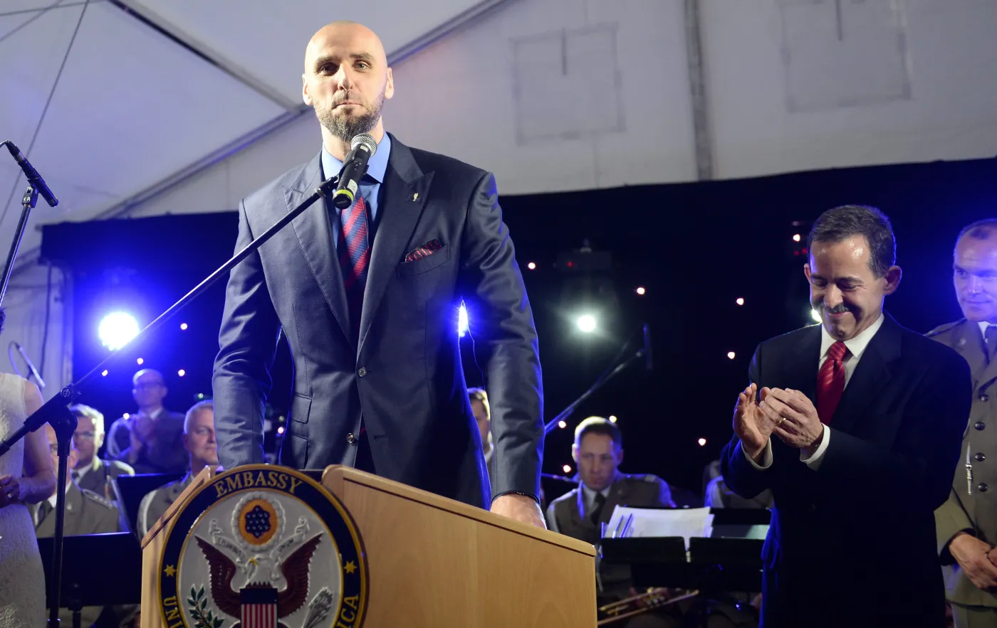 7939849-koszykarz-marcin-gortat-c-podczas.jpg
