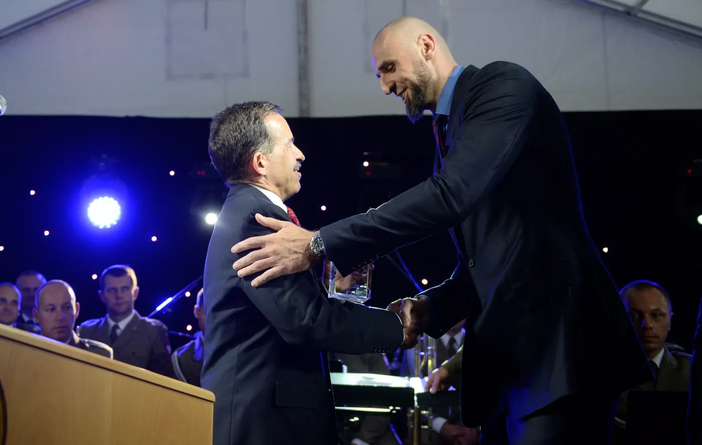 7939879-koszykarz-marcin-gortat-c-podczas.jpg
