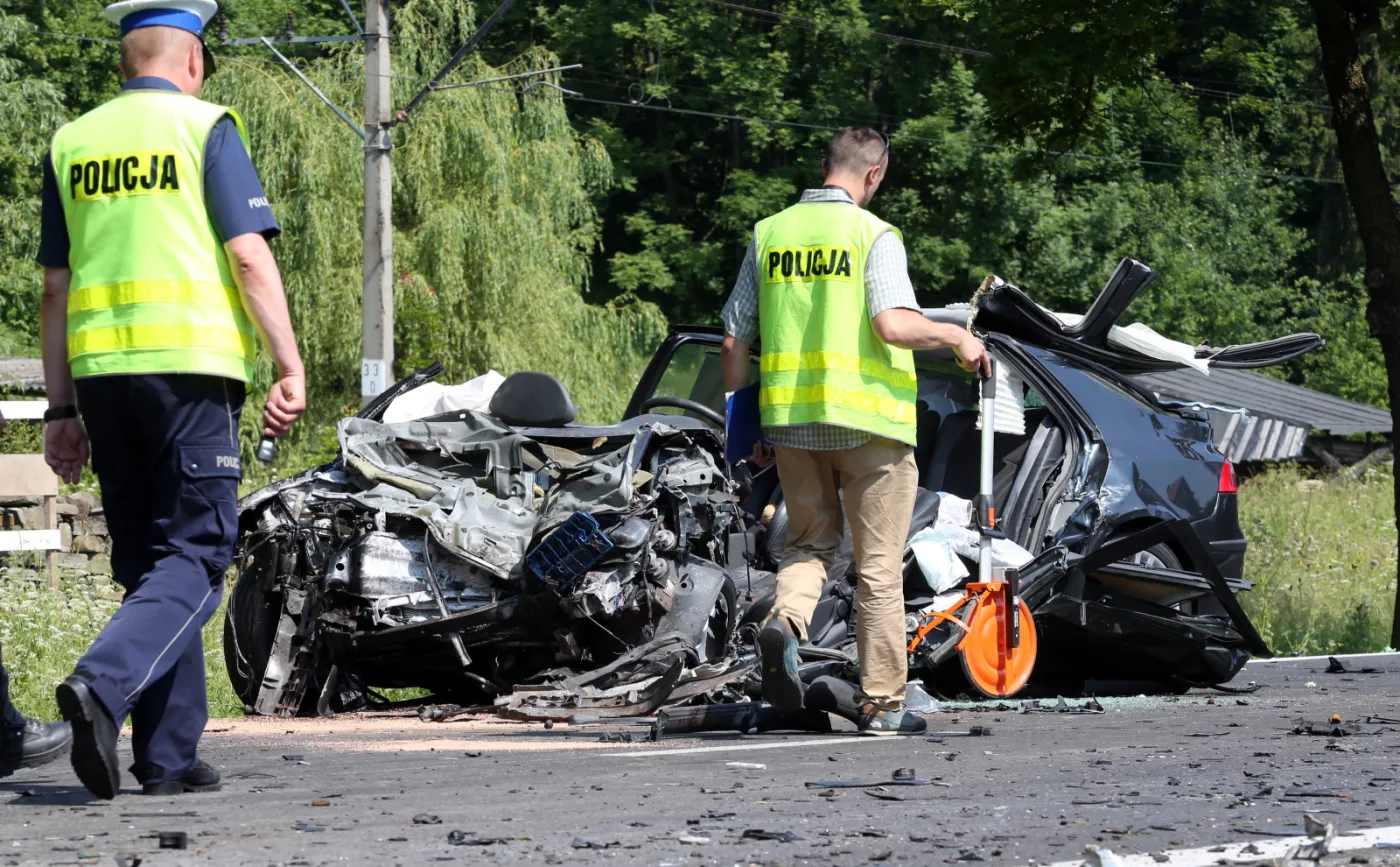 Z auta nic nie zostało po wypadku na Zakopiance. Samochód z rodziną wjechał pod tira. ZDJĘCIA