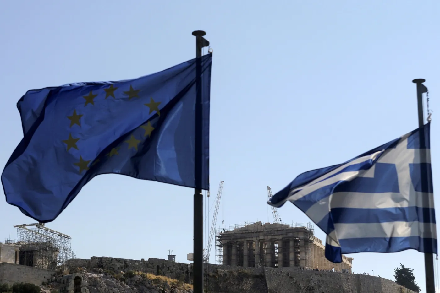 Flagi Unii Europejskiej i Grecji na tle Akropolu
