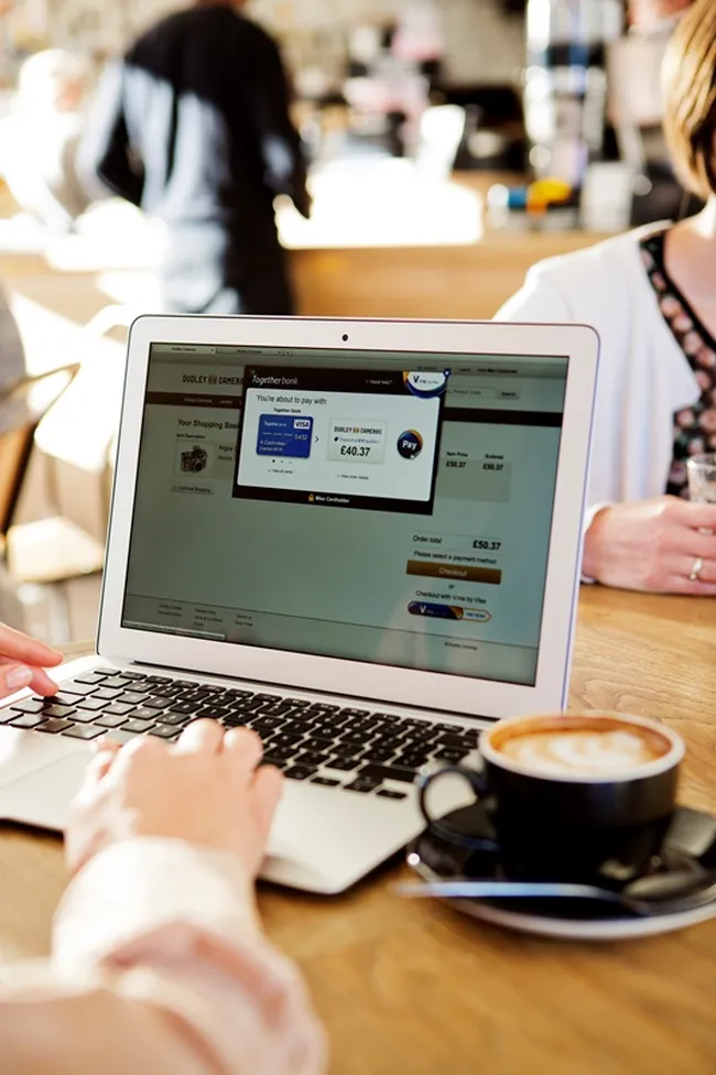 Płatności kartowe: wygodne i bezpieczne, w tradycyjnych sklepach oraz on-line