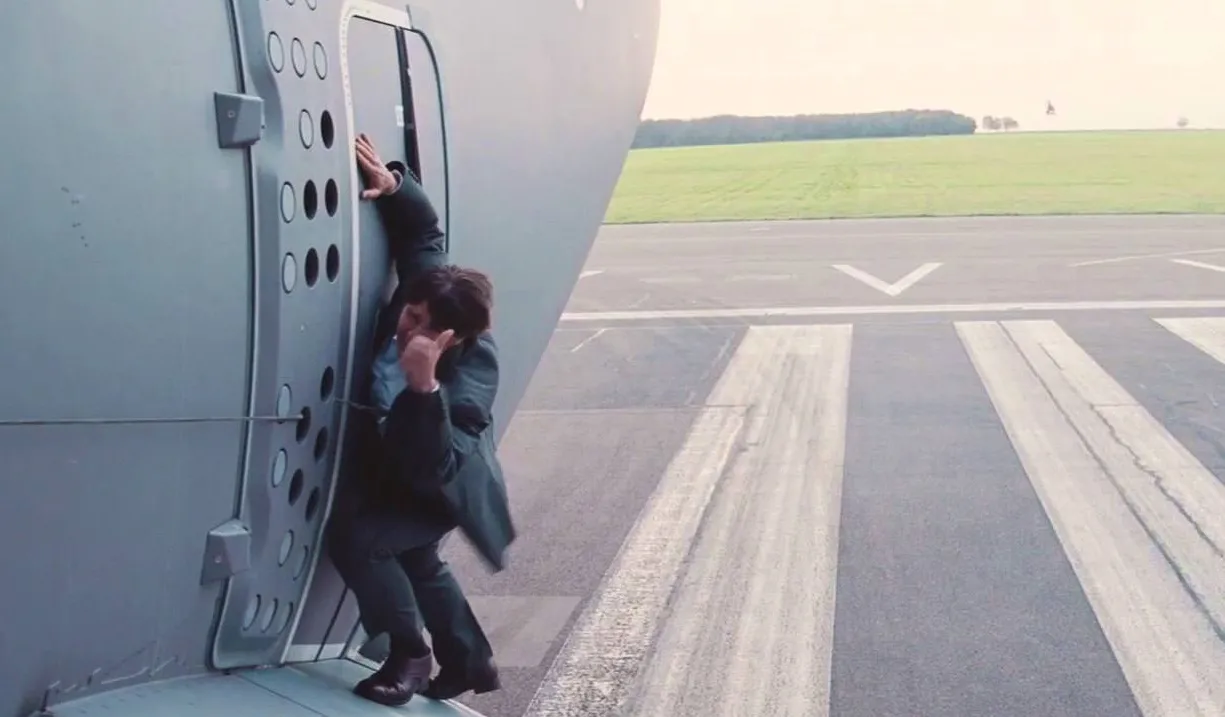 Tom Cruise wisi na lince i robi wrażenie