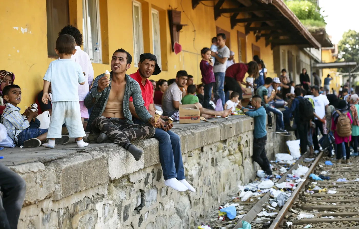 7988472-imigranci-na-stacji-geveglija-w.jpg