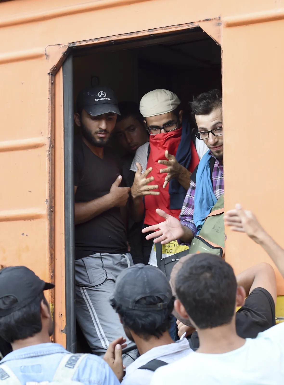7988562-imigranci-na-stacji-geveglija-w.jpg