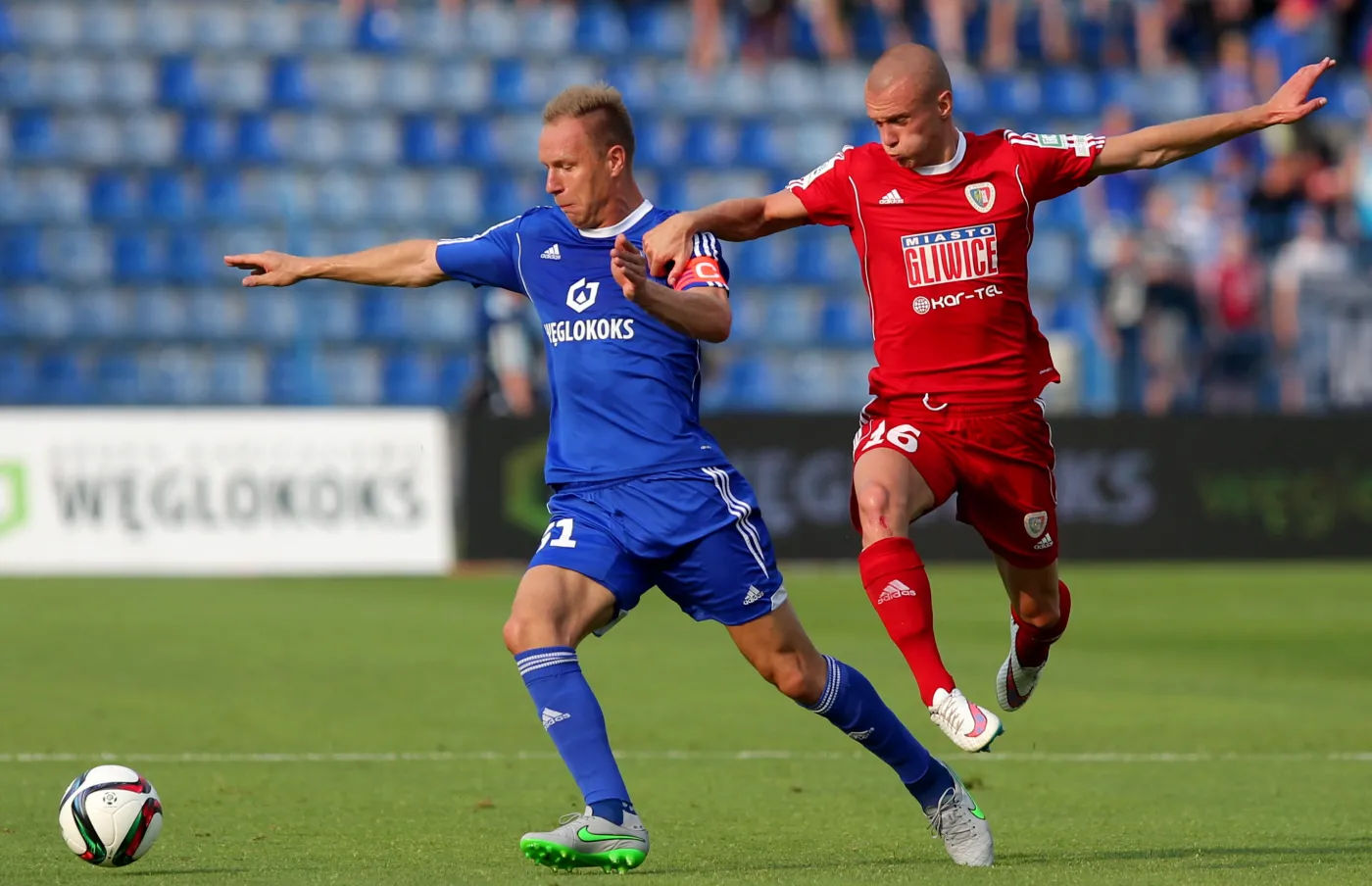Rafał Grodzicki (L) z miejscowego Ruchu i Martin Nespor (P) z Piasta Gliwice w meczu Ekstraklasy, rozegranym w Chorzowie