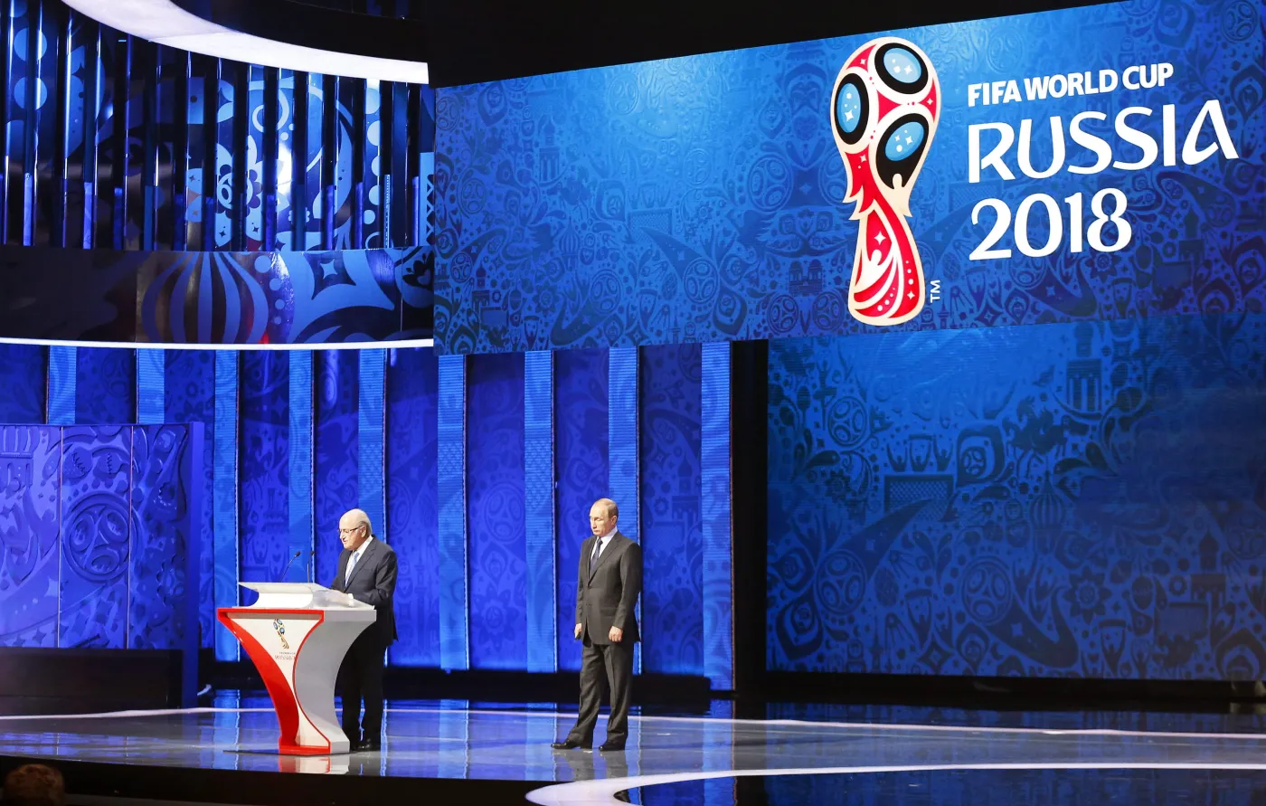 8018650-blatter-i-putin-zaciesniaja-swoje.jpg