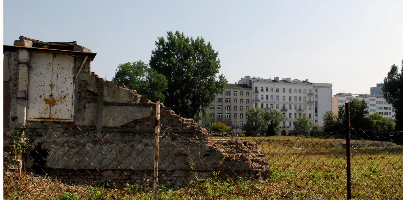 5244093-fragment-ruin-dworca-pocztowego.jpg