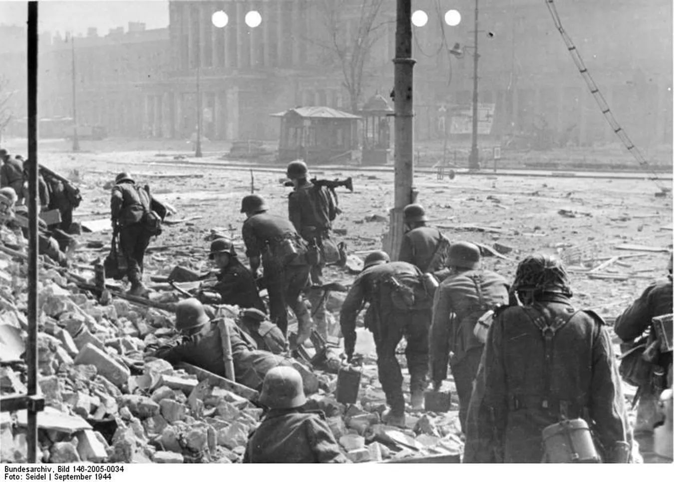 6626157-powstanie-warszawskie-1944-fot.jpg