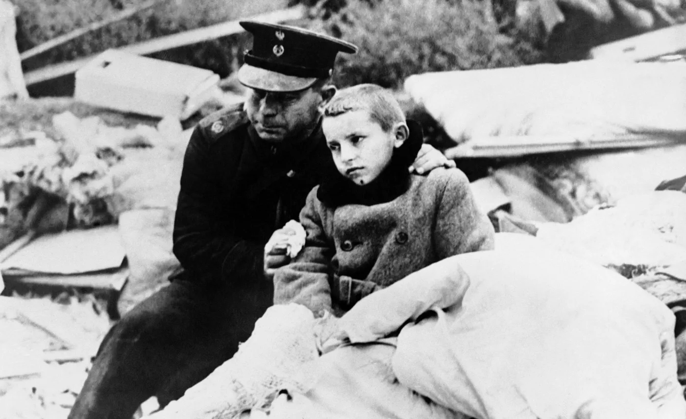 Zniszczona, zbombardowana, podbita... Tak 75 lat temu upadała Warszawa. ZDJĘCIA