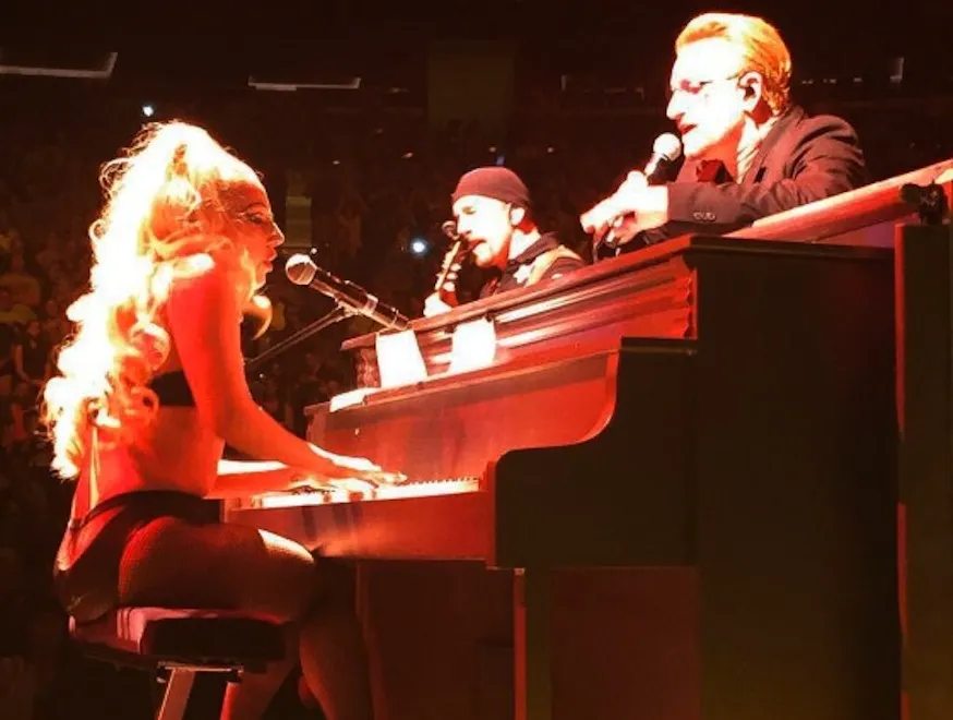 Lady GaGa w samej bieliźnie na scenie z U2