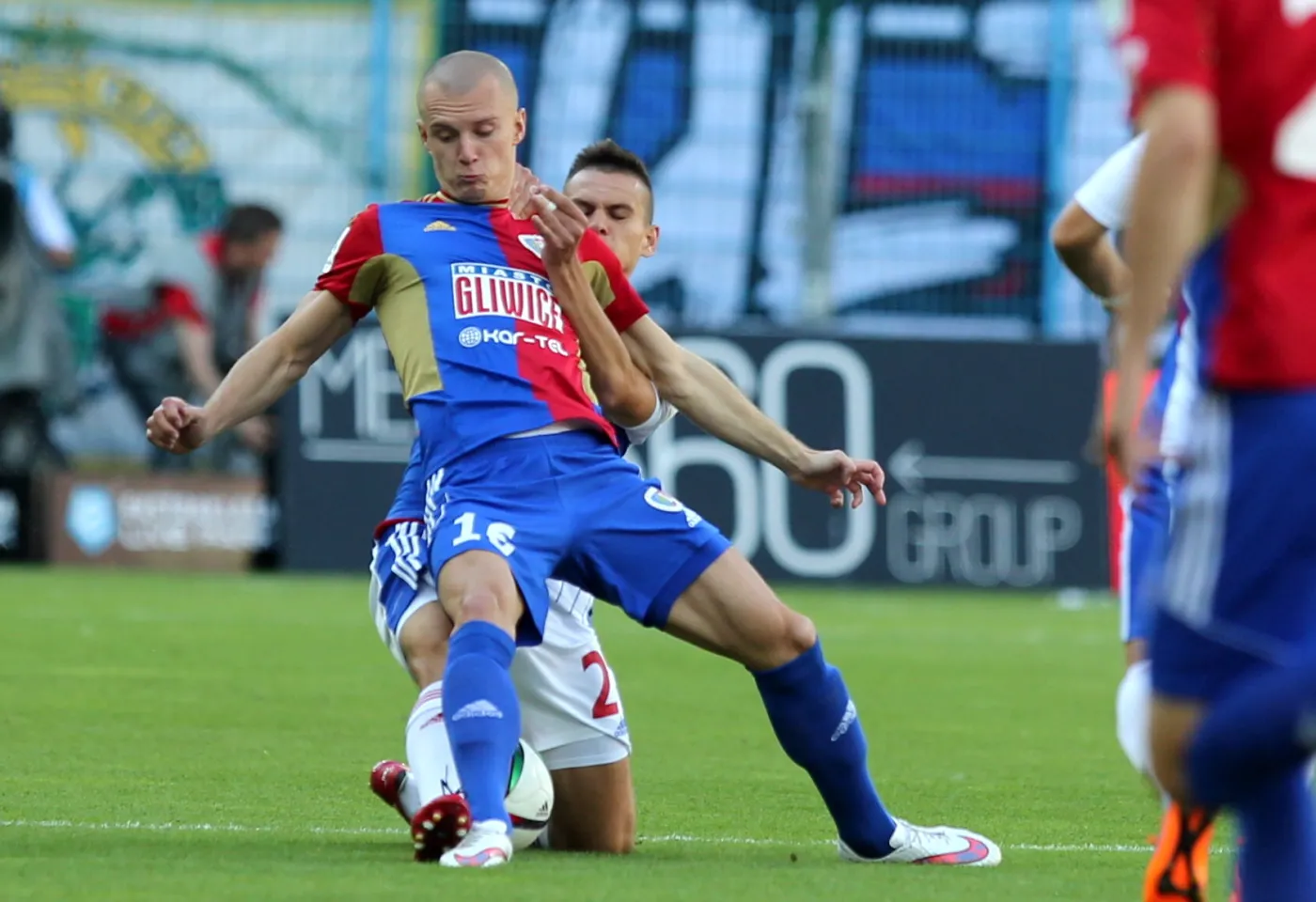 Zawodnik Piasta Gliwice Martin Nespor (z przodu) walczy o piłkę z Marcinem Urynowiczem z Górnika Zabrze podczas meczu polskiej Ekstraklasy
