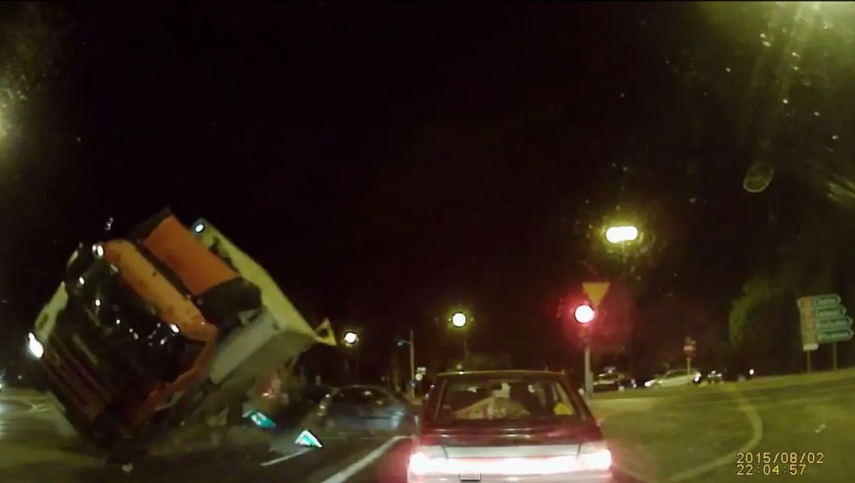 Koszmarny wypadek w Lublinie. Ciężarówka masakruje auta. Wideo świadka