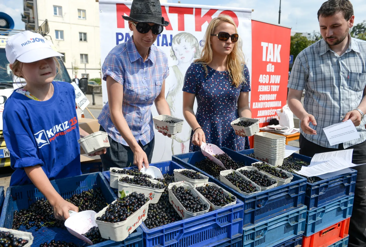 Zwolennicy Pawła Kukiza rozdają porzeczki