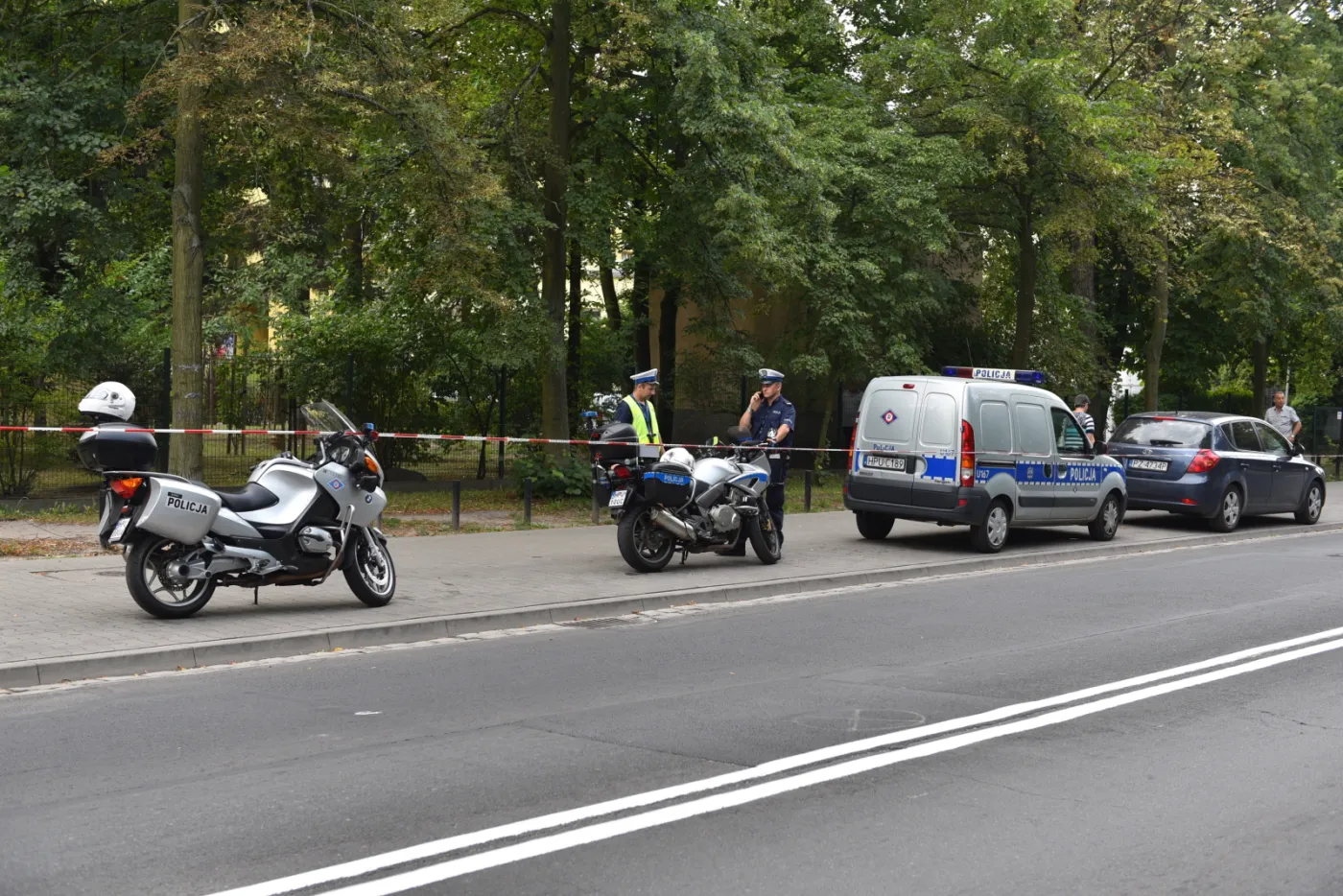 8053969-policja-przed-cmentarzem-jezyckim.jpg
