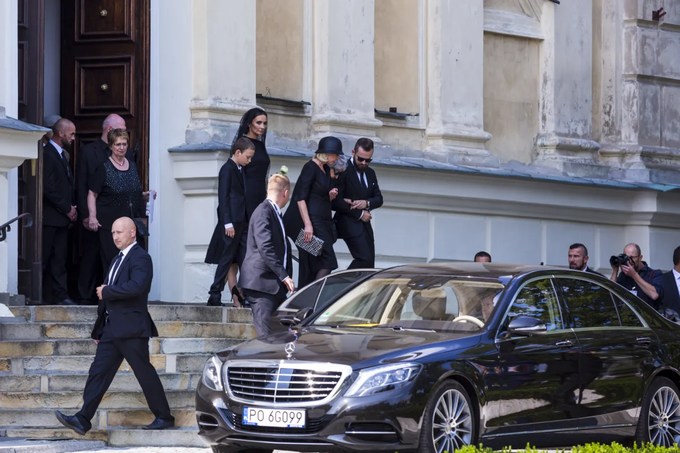 Była żona Jana Kulczyka Grażyna Kulczyk z synem Sebastianem i córką Dominiką wychodzą z sanktuarium św. Józefa podczas uroczystości pogrzebowych Jana Kulczyka