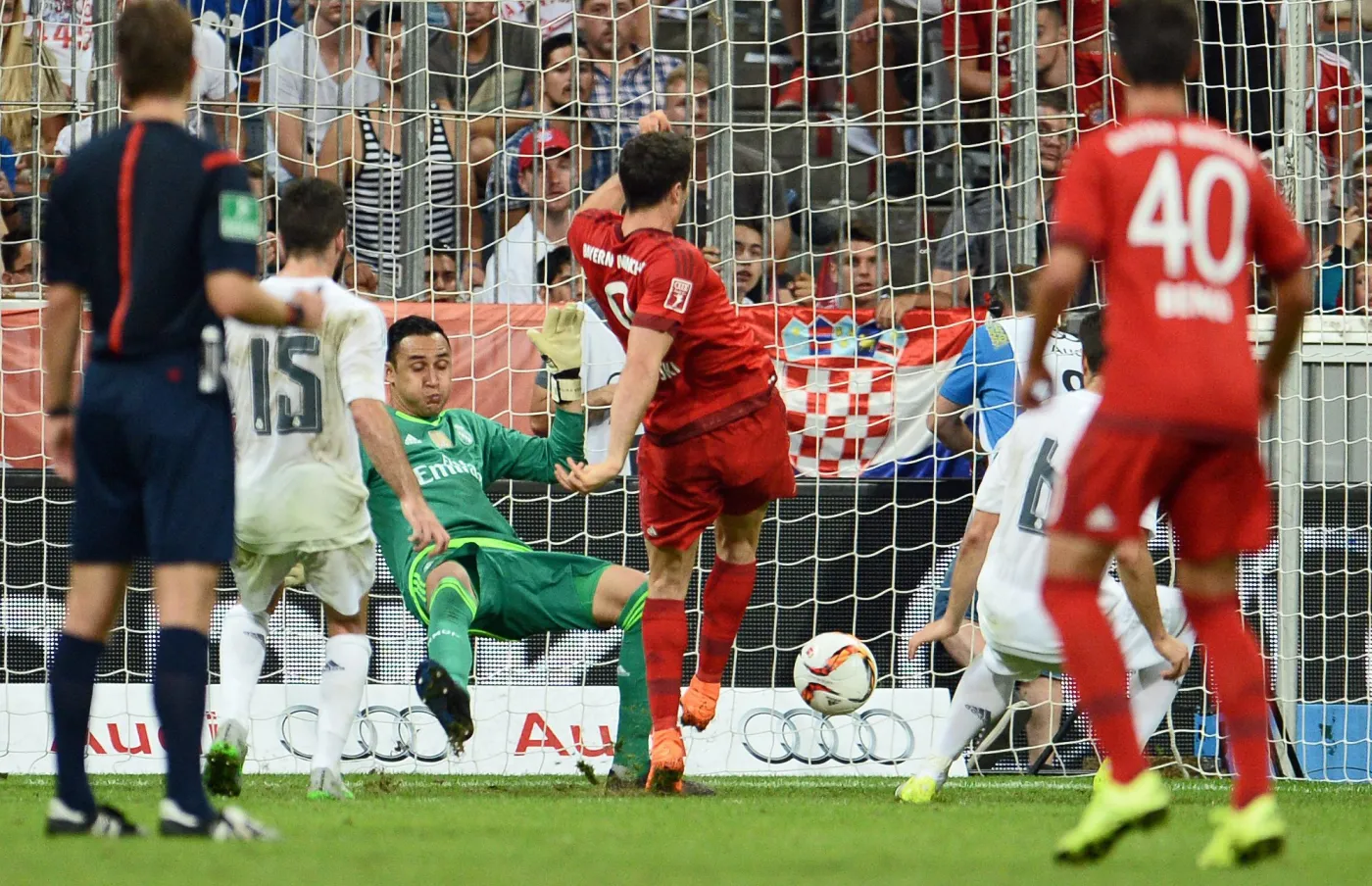 Robert Lewandowski strzela gola dla Bayernu w czu z Realem