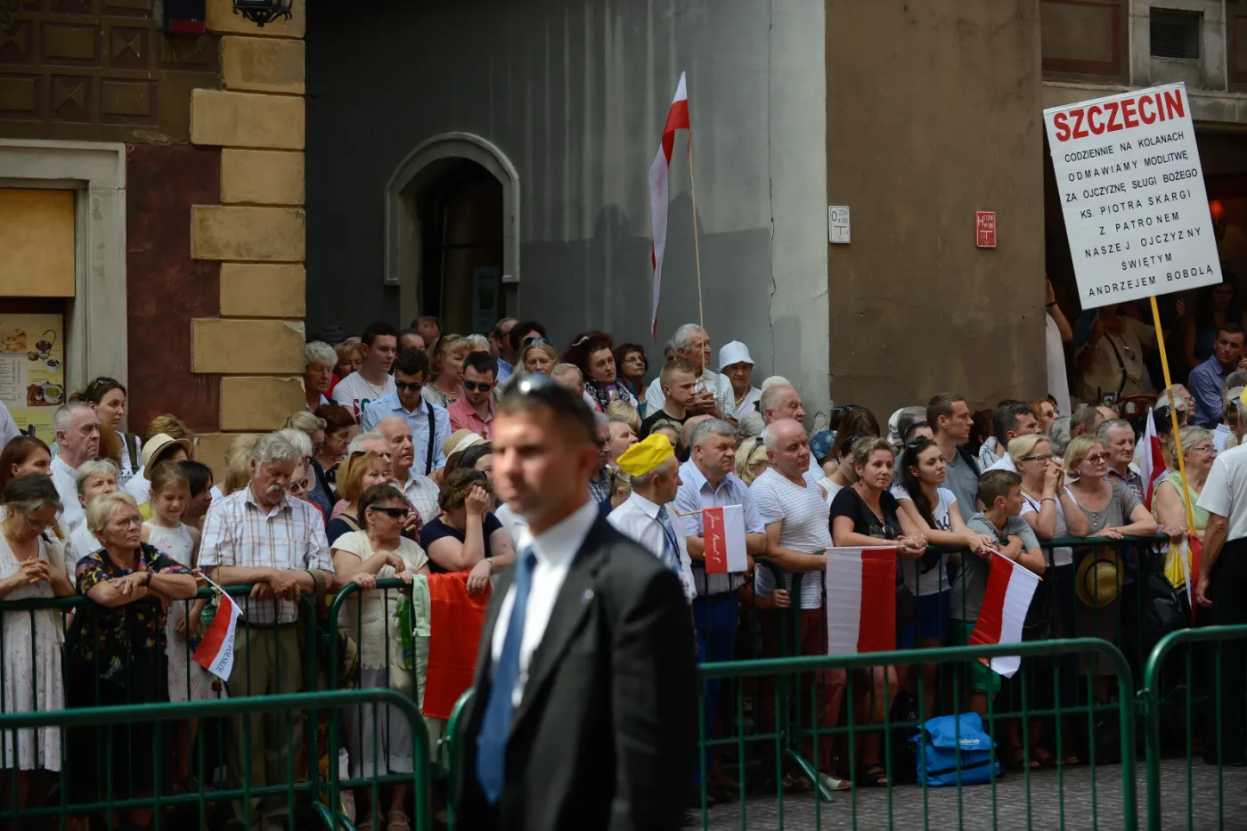 Zwolennicy prezydenta Andrzeja Dudy przed archikatedrą warszawską