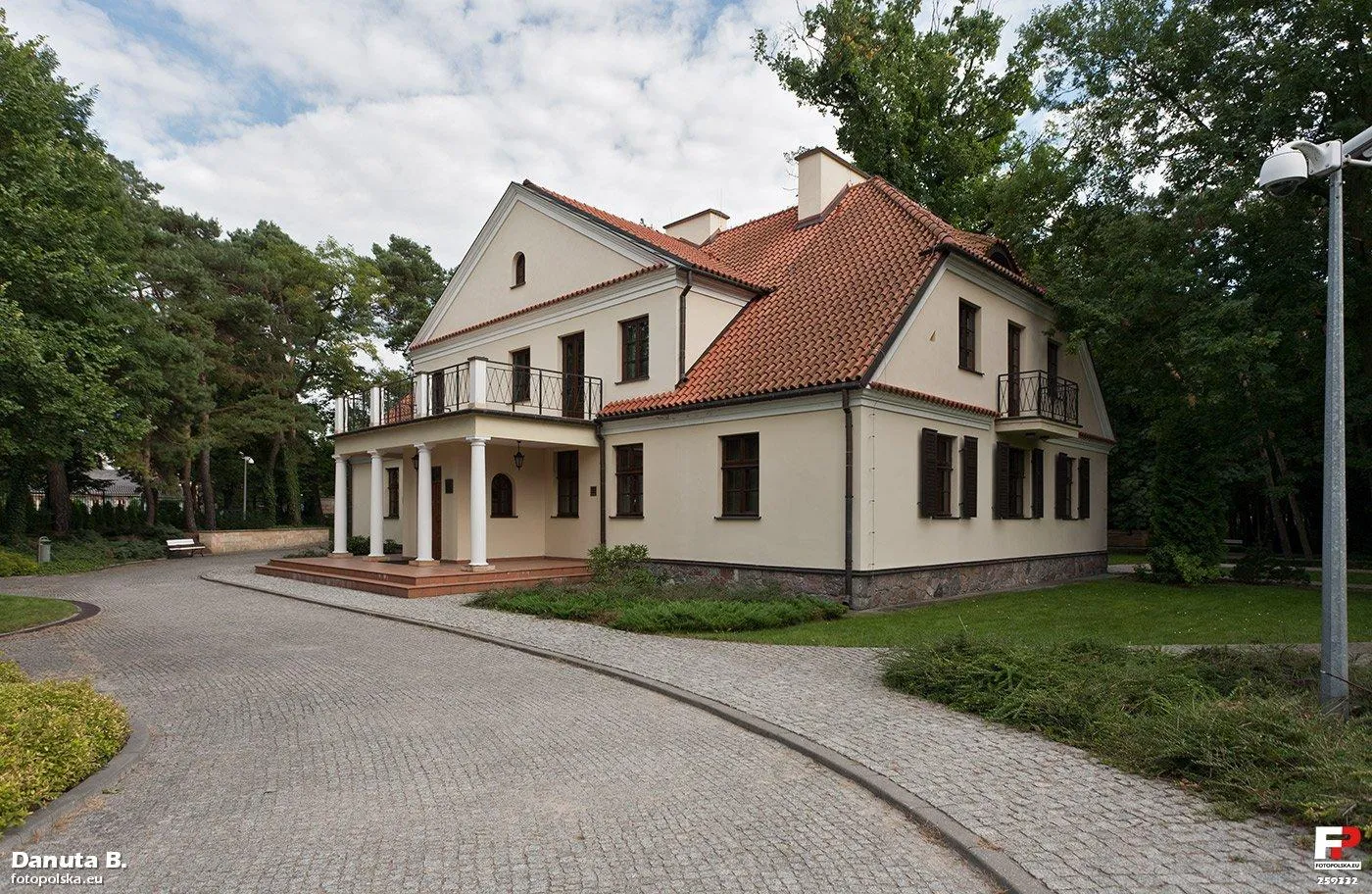 8061073-dworek-prezydenta-w-ciechocinku.jpg