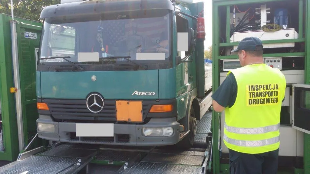 Przewoził 2 tony wybuchowego ładunku ciężarówką... bez hamulców. ZDJĘCIA