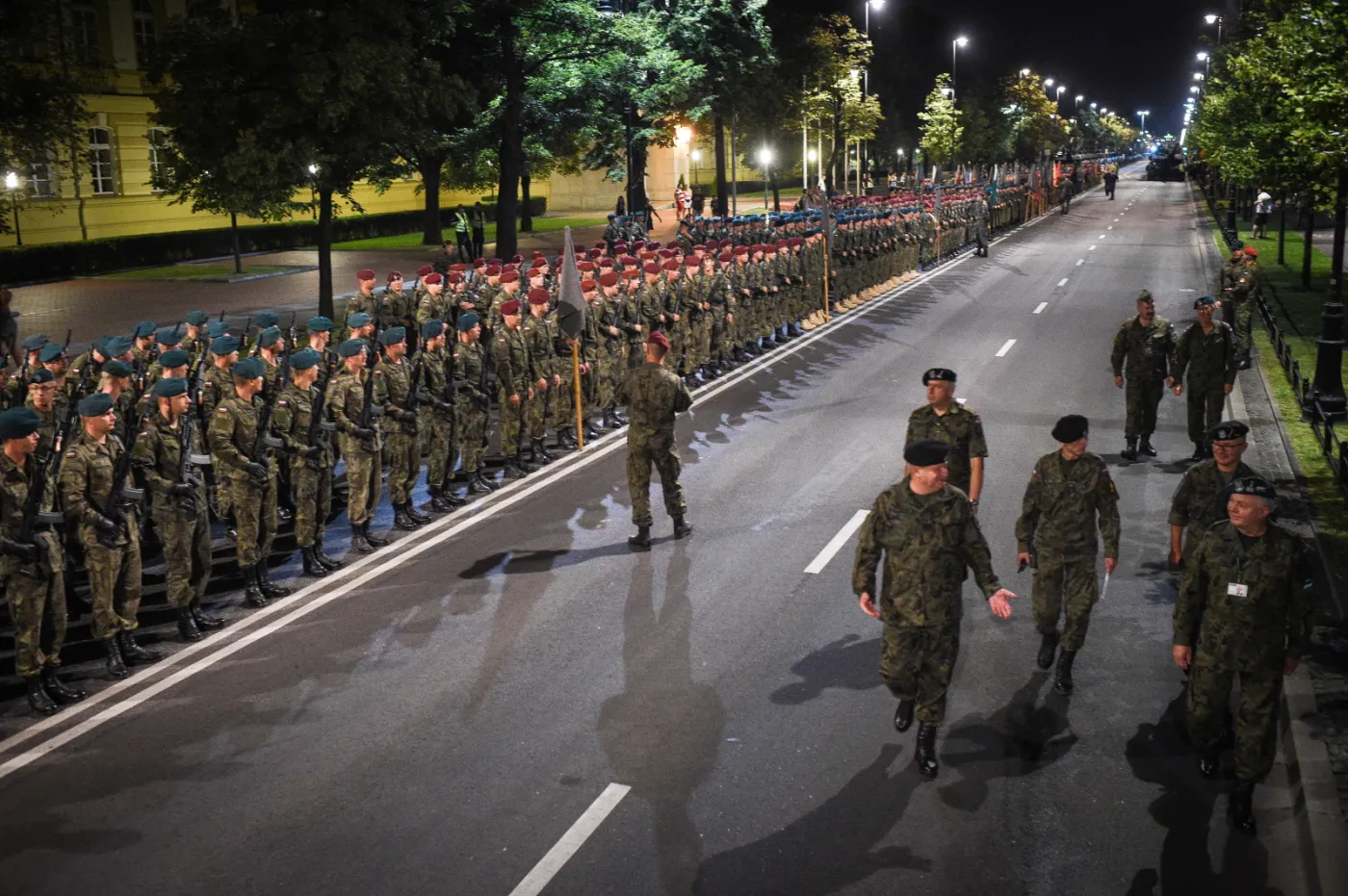 Żołnierze wyszli na ulice Warszawy. Nocne ćwiczenia przed defiladą