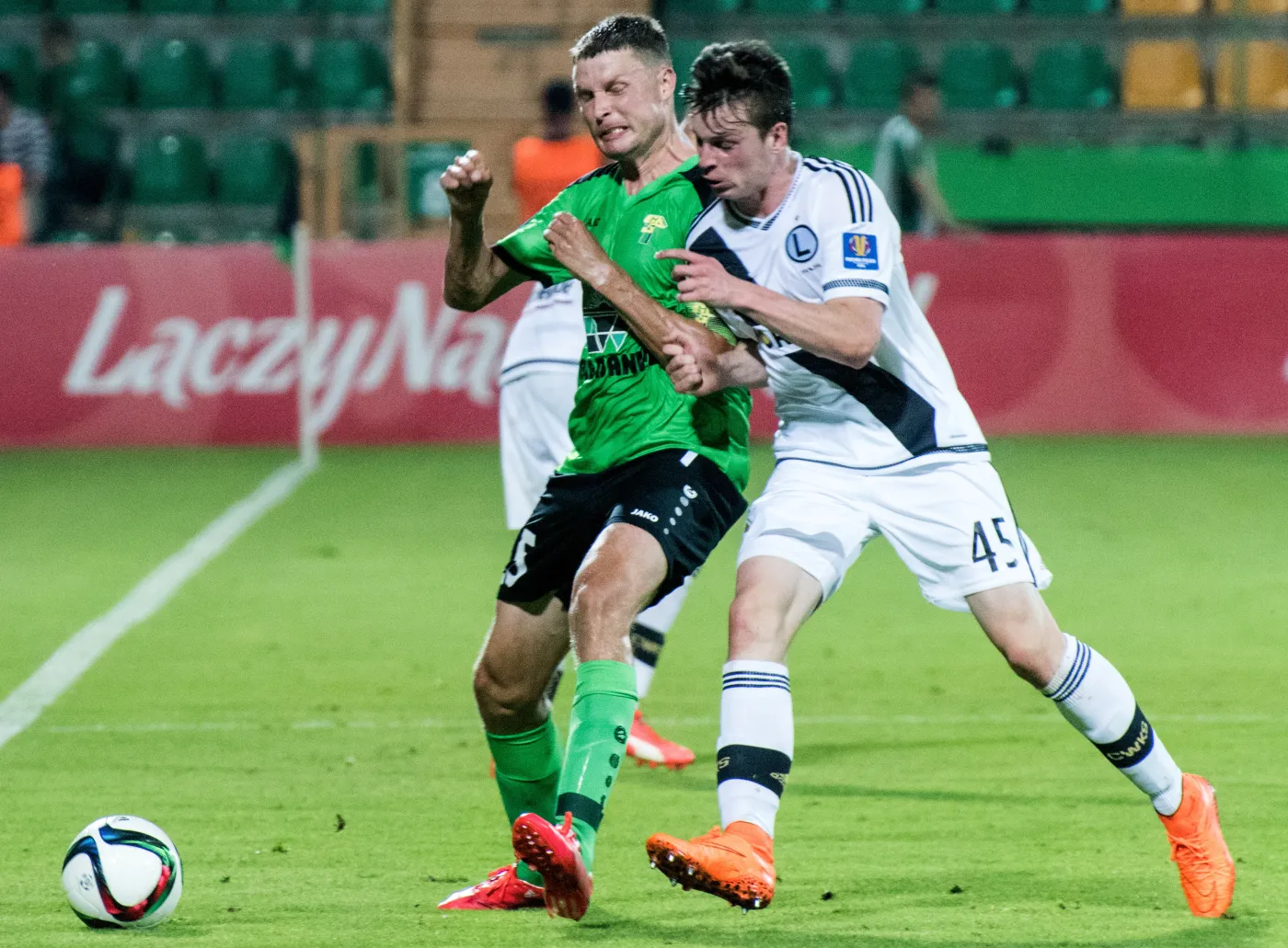 Zawodnik Górnika Łęczna Grzegorz Bonin (L) walczy o piłkę z Adamem Ryczkowskim (P) z Legii Warszawa podczas meczu 1/16 finału Pucharu Polski