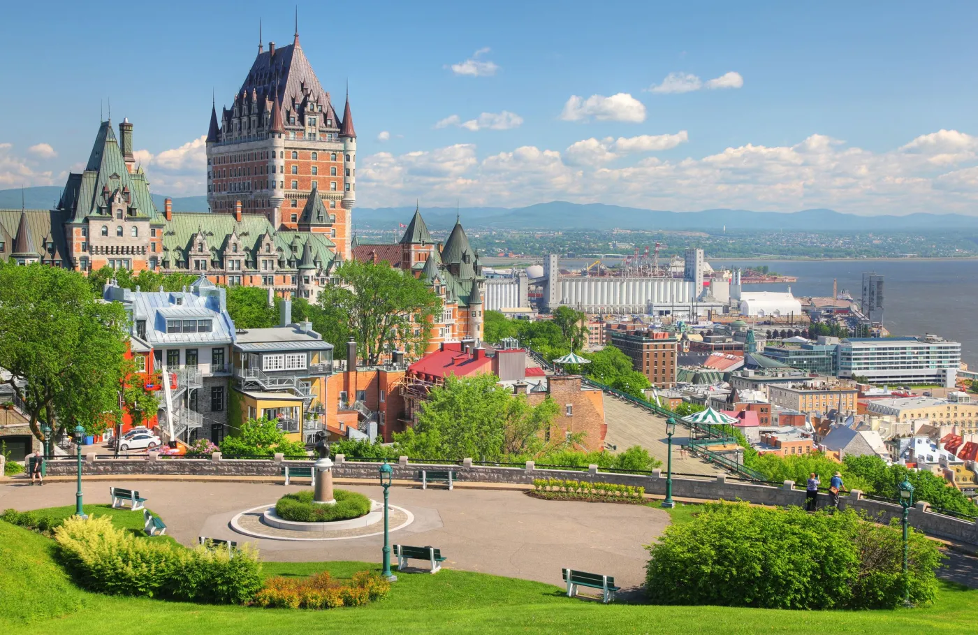 8183424-zamek-frontenac-w-miescie-quebec.jpg