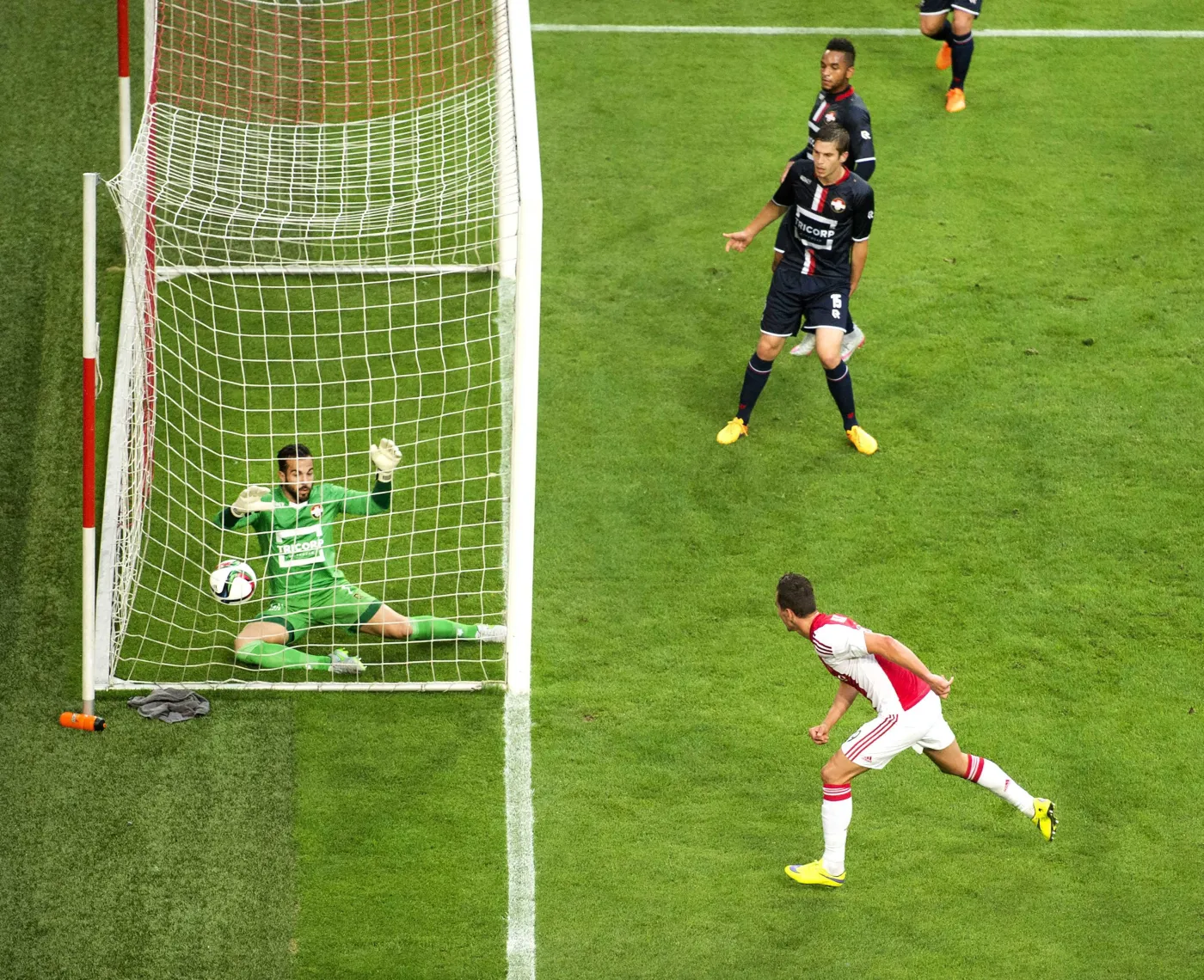 Arkadiusz Milik strzela gola dla Ajaksu