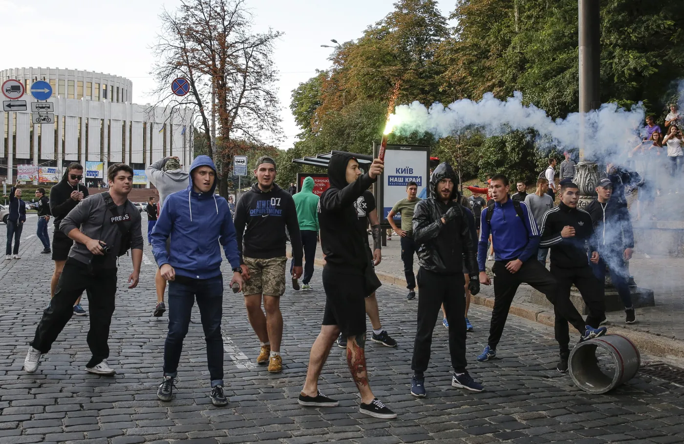 Polski dziennikarz pocięty nożem w Kijowie. Ukraińcy polowali na Polaków. ZDJĘCIA