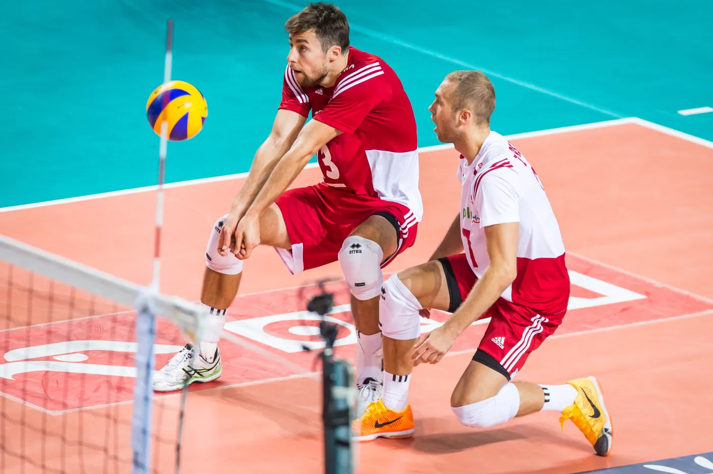 Polacy Michał Kubiak (L) i Paweł Zatorski (P) podczas meczu siatkarskiego Memoriału Huberta Jerzego Wagnera z Iranem