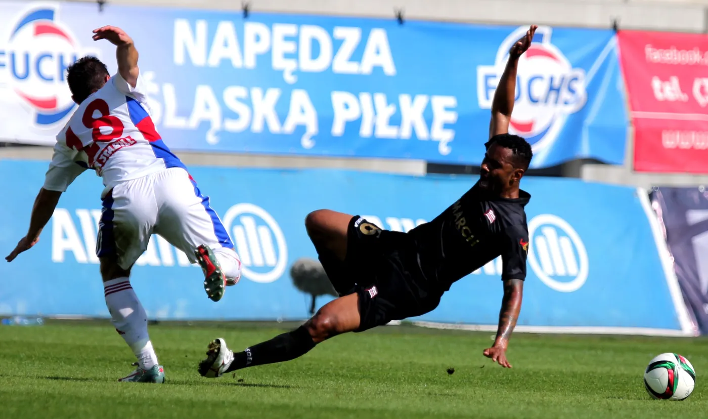 Erik Grendel (L) z Górnika Zabrze i LuizCarlos Deleu (P) z Cracovii przy piłce podczas meczu T-Mobile Ekstraklasy, rozegranego w Zabrzu