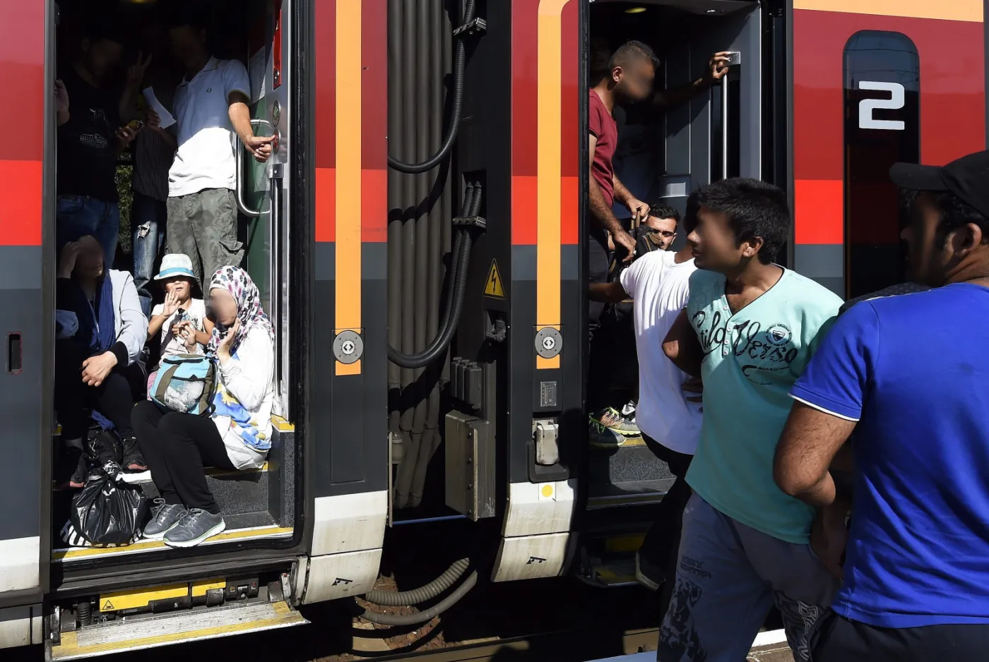 8150414-pociag-z-imigrantami-na-stacji.jpg