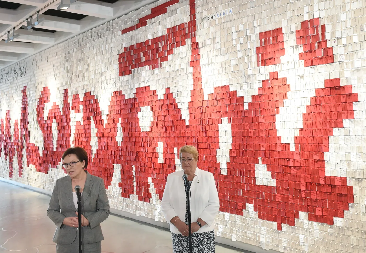 Premier Ewa Kopacz i działaczka opozycji w okresie PRL Henryka Krzywonos-Strycharska podczas wspólnej konferencji prasowej, po zwiedzaniu wystawy w Europejskim Centrum Solidarności w Gdańsku