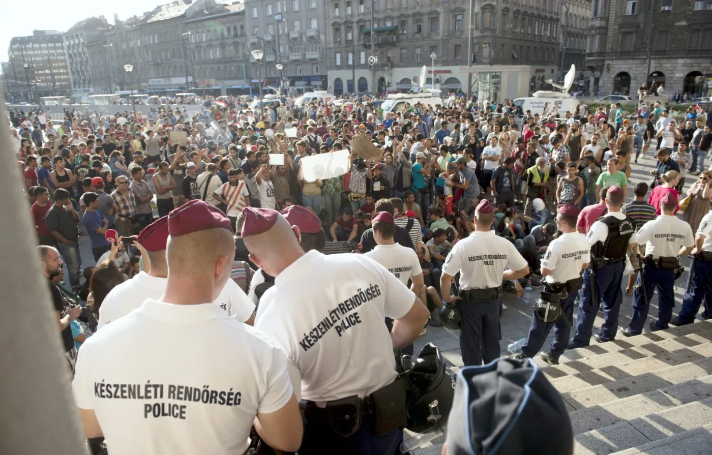 8156544-budapeszt-imigranci-przed-dworcem.jpg