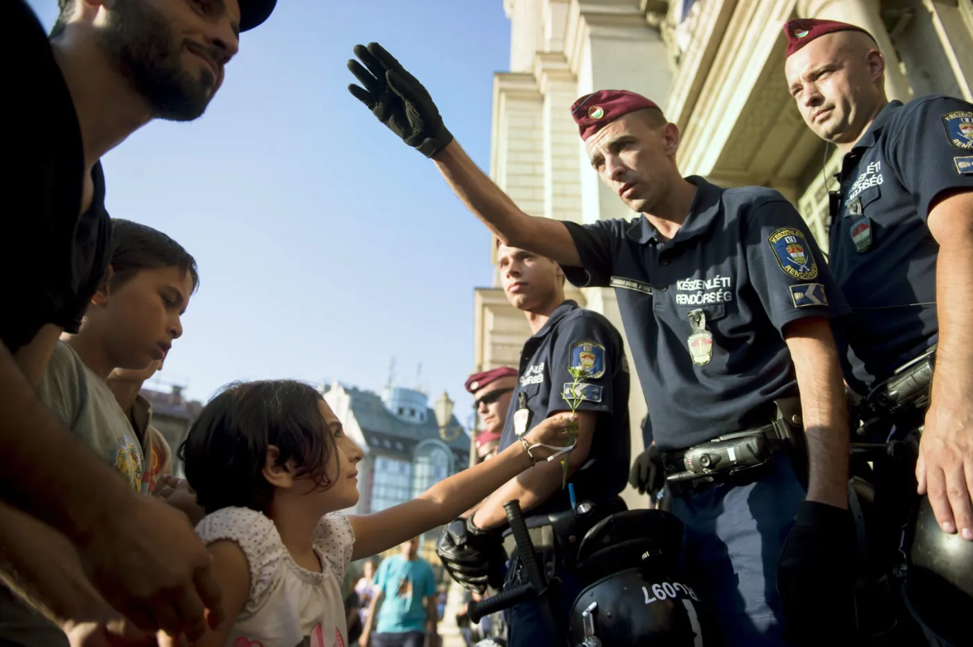 8156584-budapeszt-imigranci-przed-dworcem.jpg