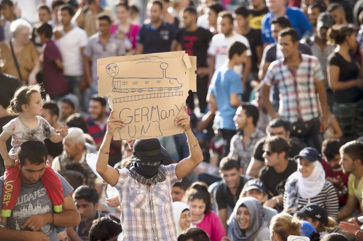 8156615-budapeszt-imigranci-przed-dworcem.jpg