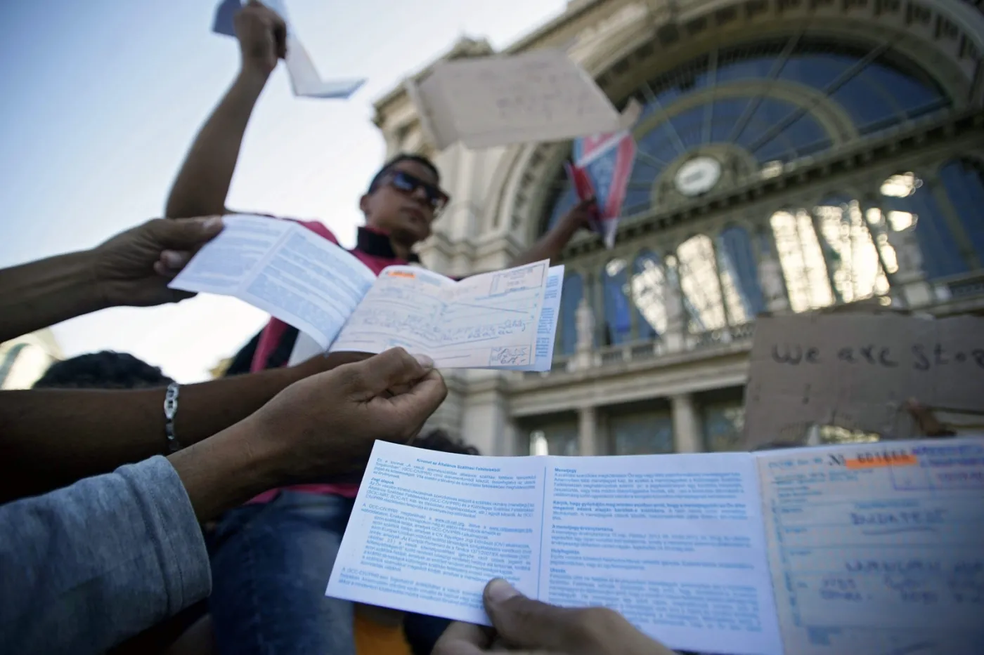 8156646-budapeszt-imigranci-przed-dworcem.jpg