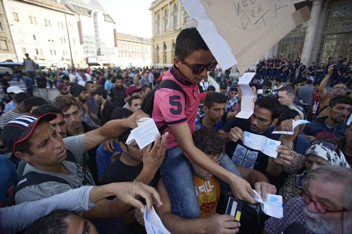 8156677-budapeszt-imigranci-przed-dworcem.jpg