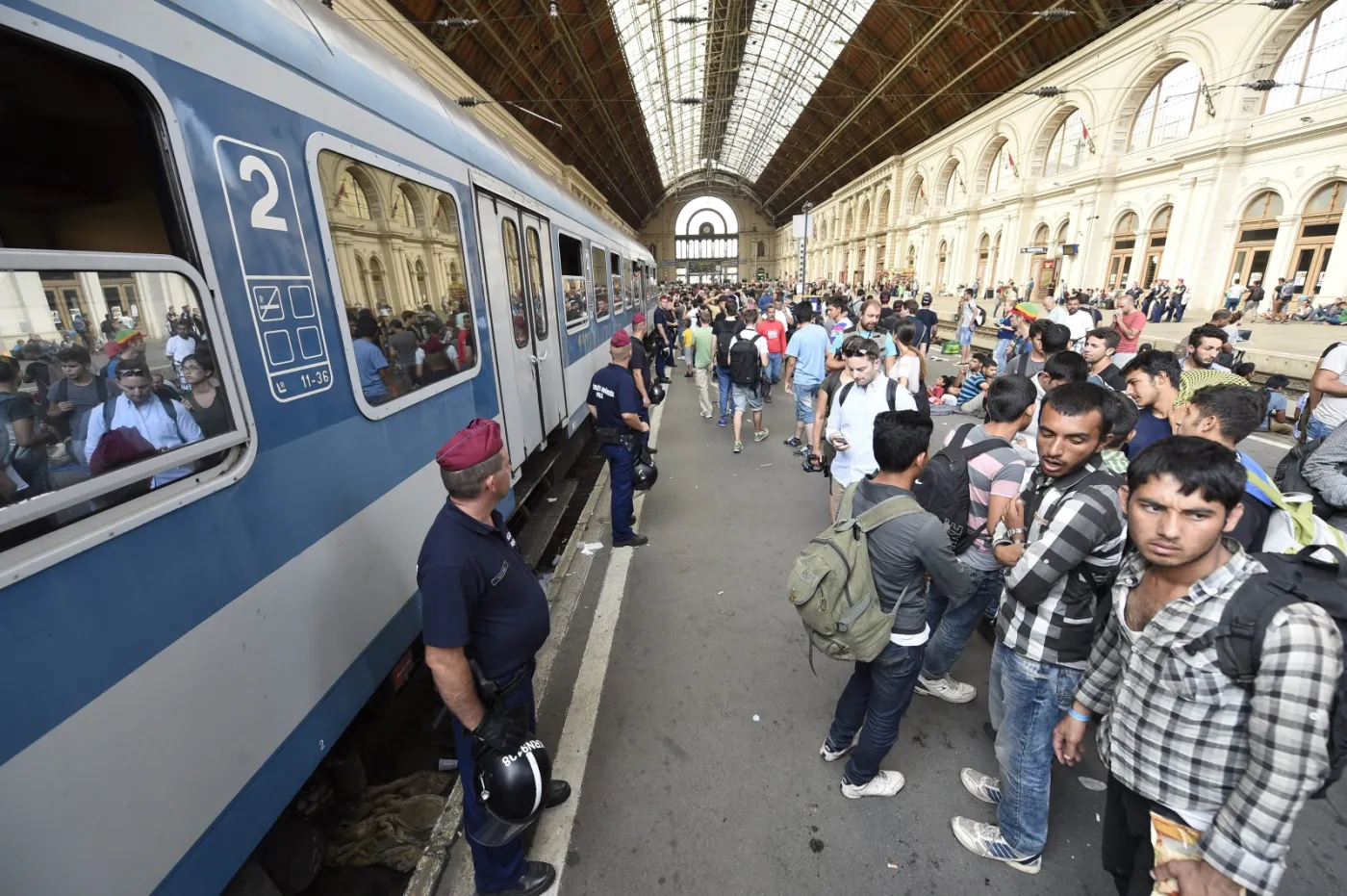 Tłumy imigrantów na dworcu Keleti w Budapeszcie, Węgry