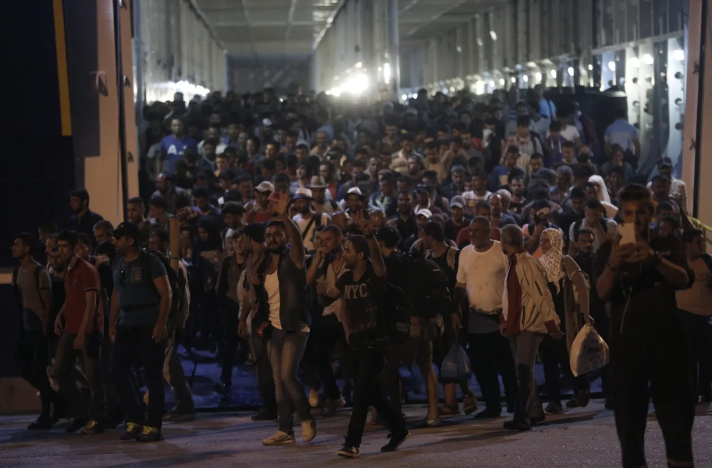 Uchodźcy z Syrii w greckim porcie Pireus